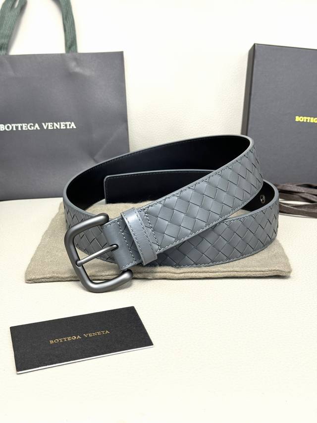 代购级bv男士腰带 Bottega Veneta 宽.4.0Cm 颜色:灰 纯手工编织小牛皮 每个细节都体现出至高的品味和格调 经典商务休闲款高档腰带 低调奢华